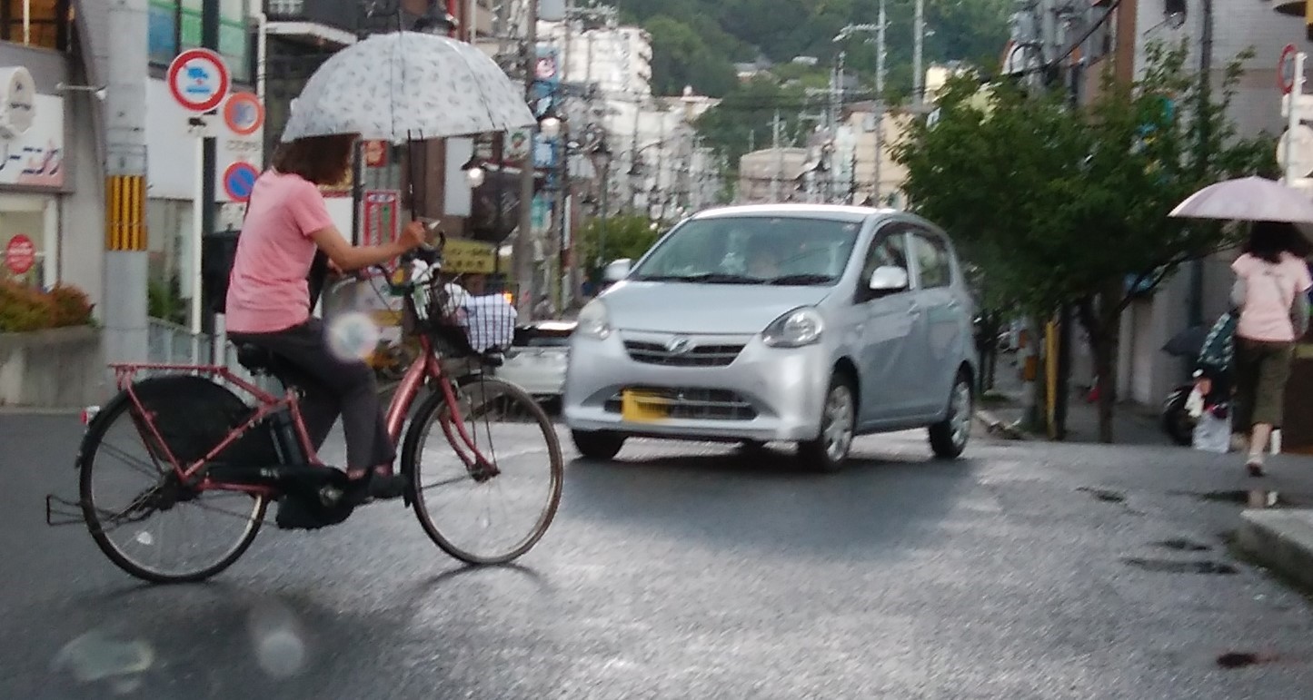 片手運転・傘さし　運転超危険