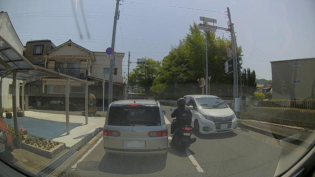 無理な、すり抜けだめ